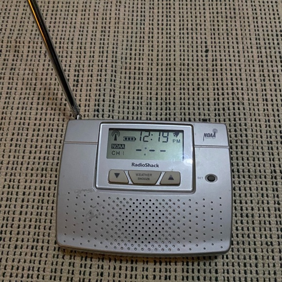Radio Shack Weather Alert Radio NOAA w/LCD Alarm Clock 12-260 TESTED - Picture 1 of 9